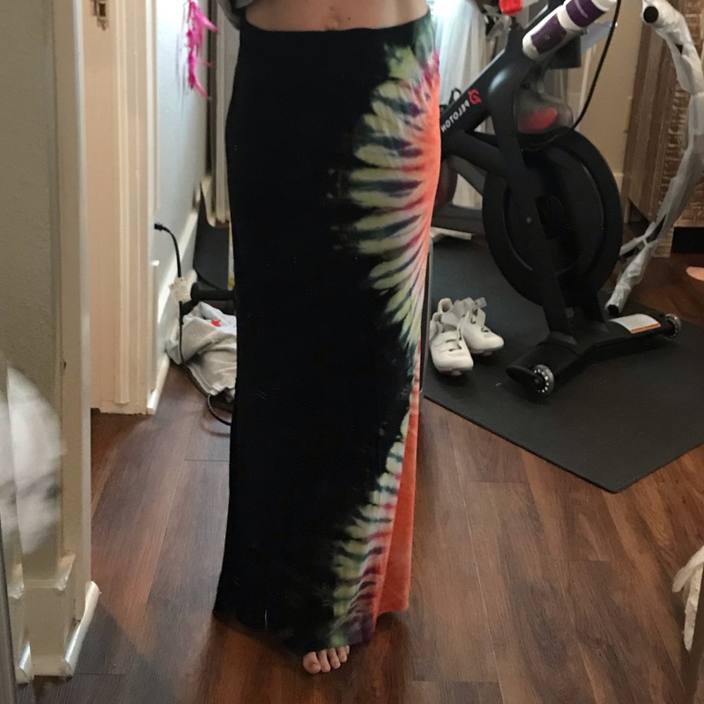 Brightly twisted the dye maxi skirt
